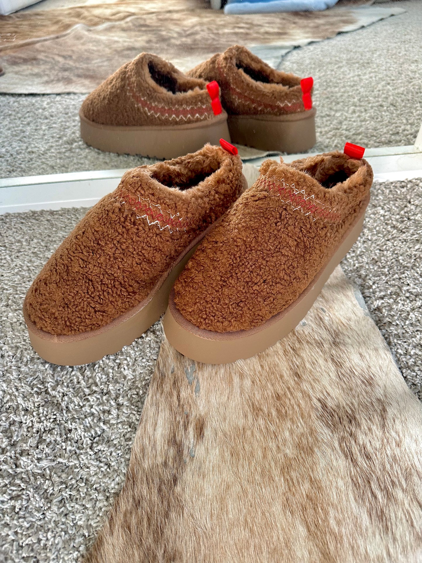 cozy sherpa platform slippers - brown