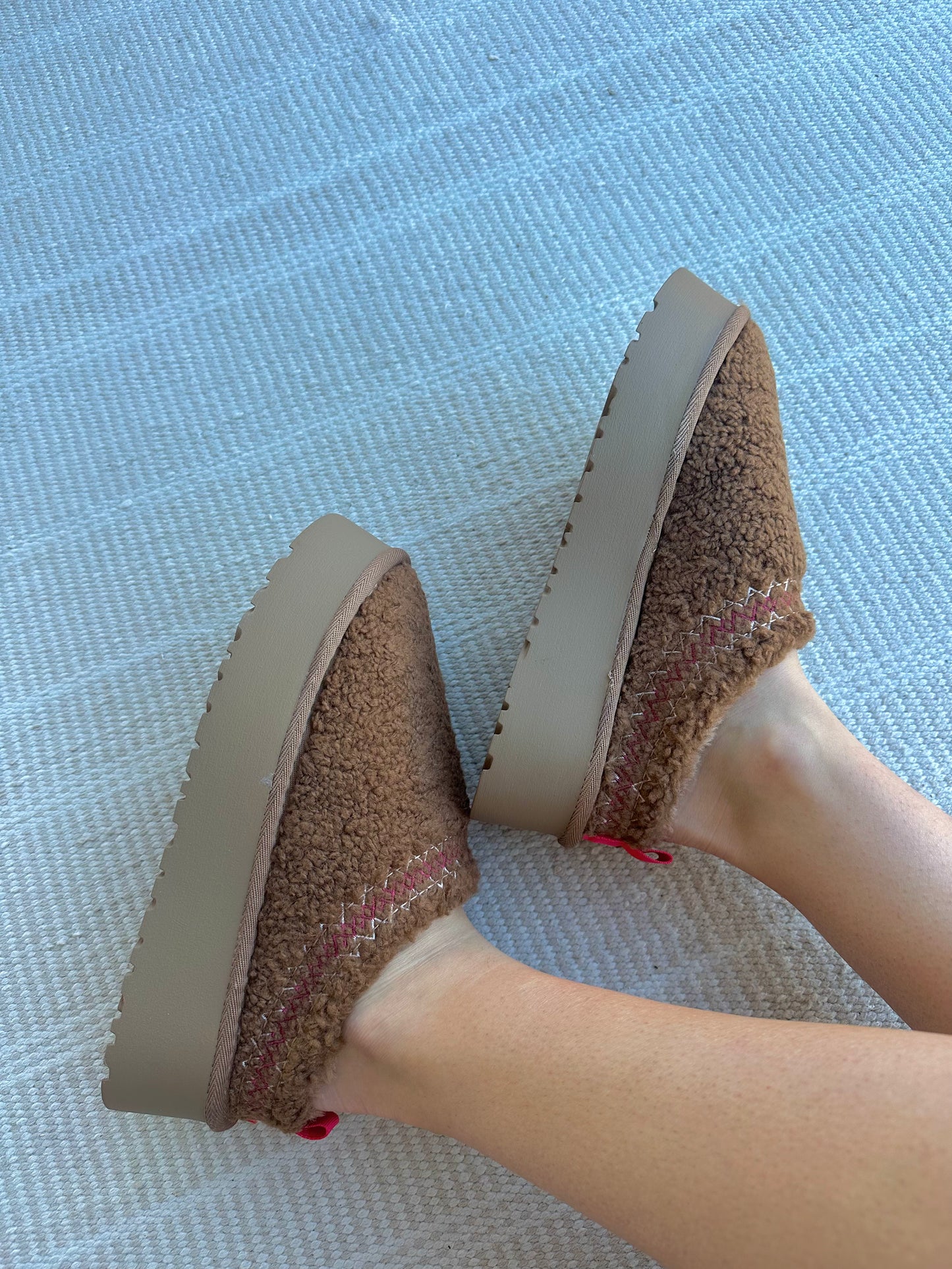 cozy sherpa platform slippers - brown