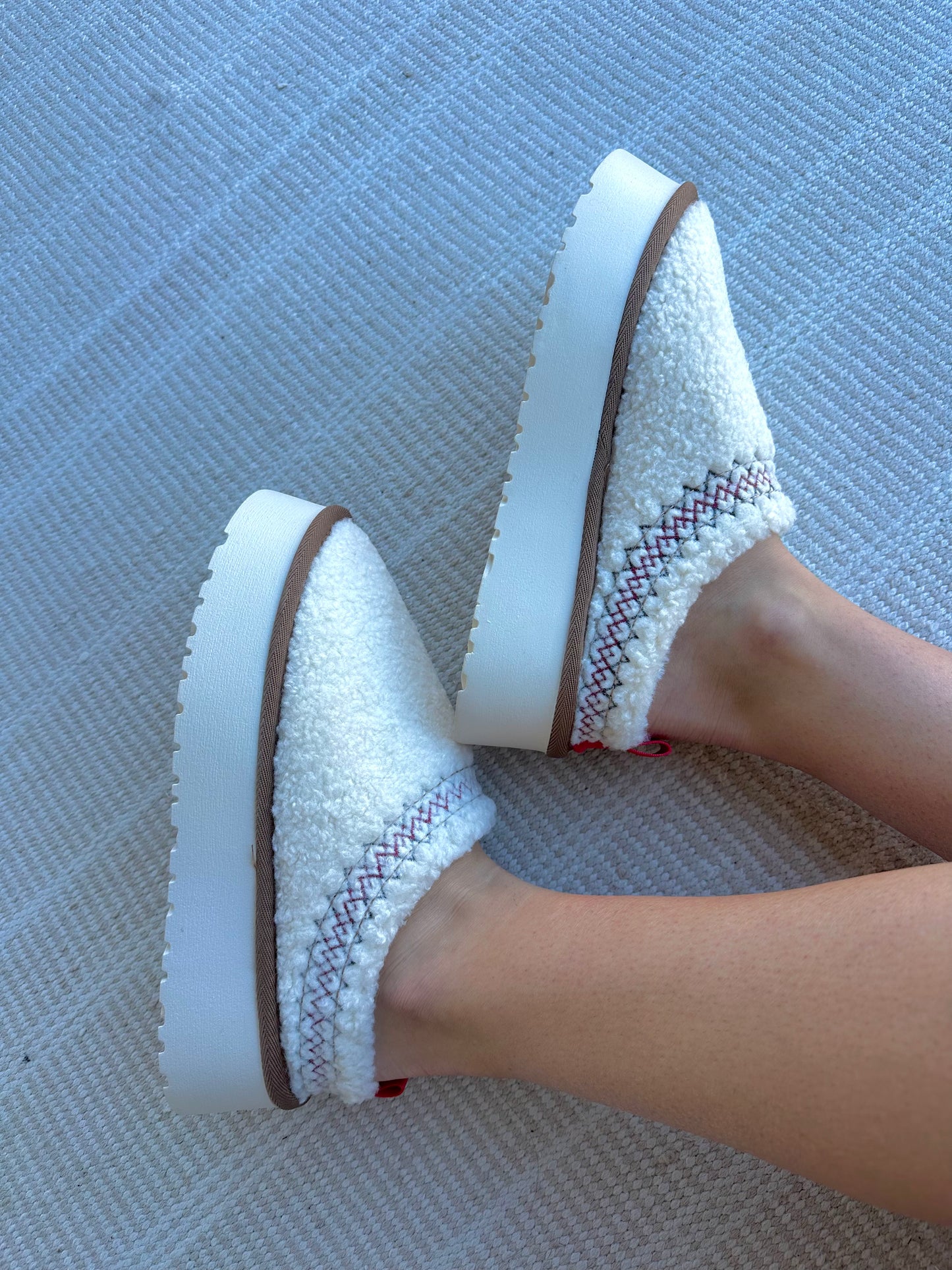 cozy sherpa platform slippers - white