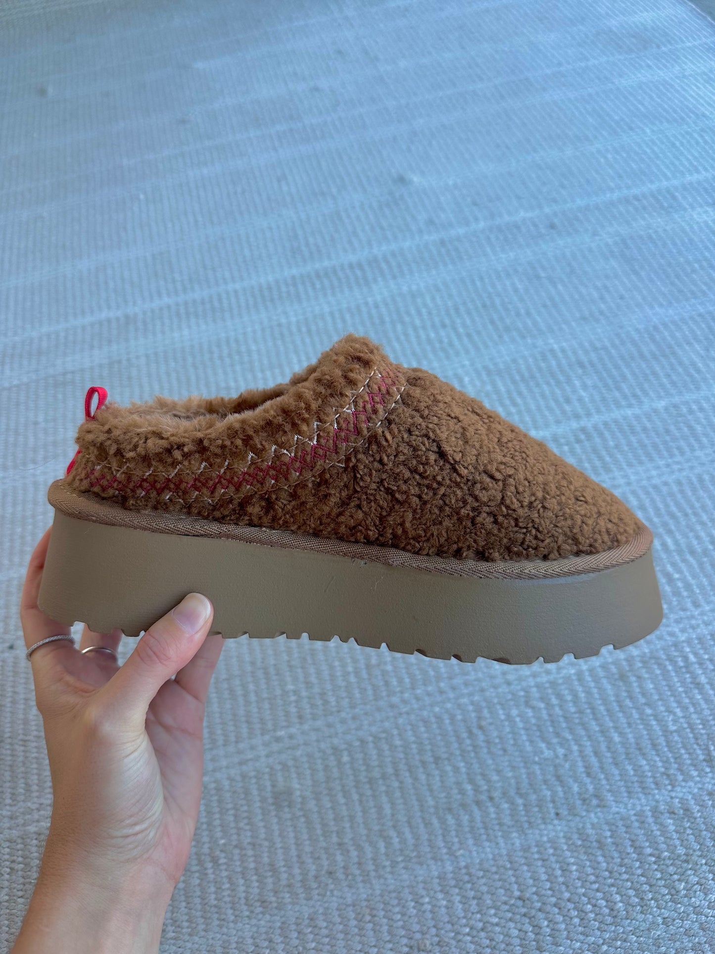 cozy sherpa platform slippers - brown